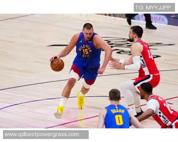 快船与掘金激战西部半决赛第六场逆转之战引发球迷热议 快船与掘金激战西部半决赛第六场逆转之战引发球迷热议